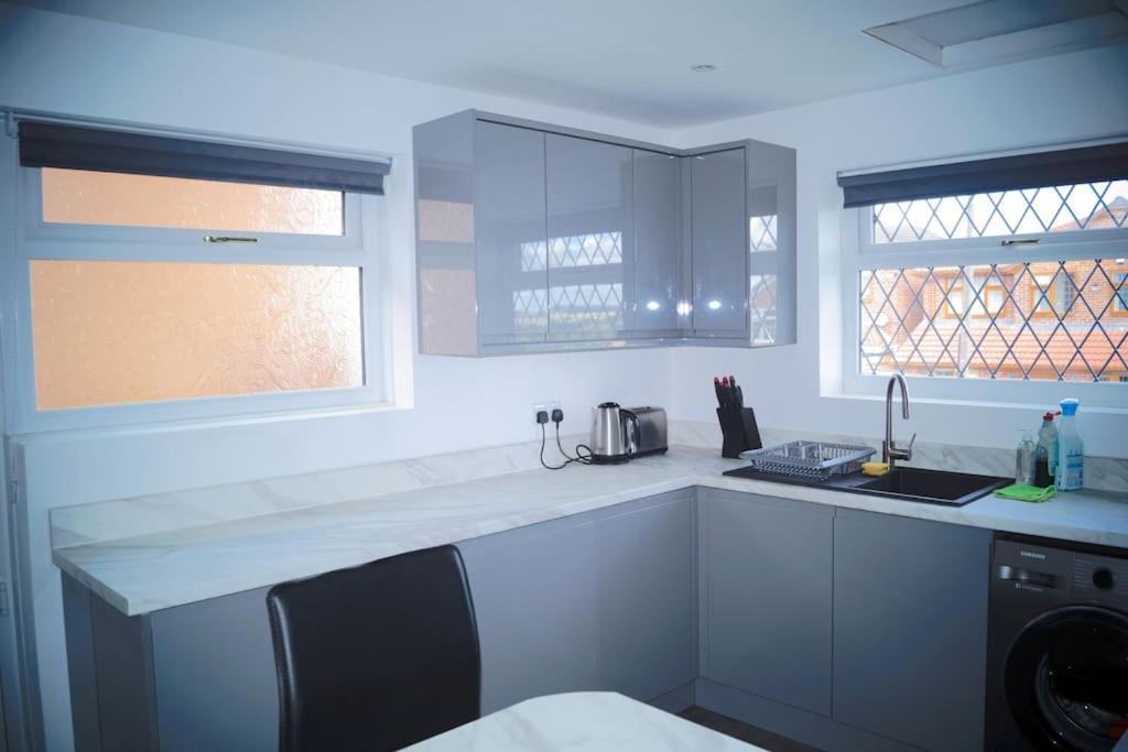 Luxurious Detached Bungalow 배틀리 외부 사진