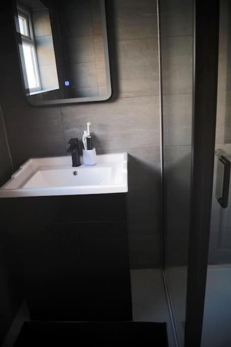 Luxurious Detached Bungalow 배틀리 외부 사진