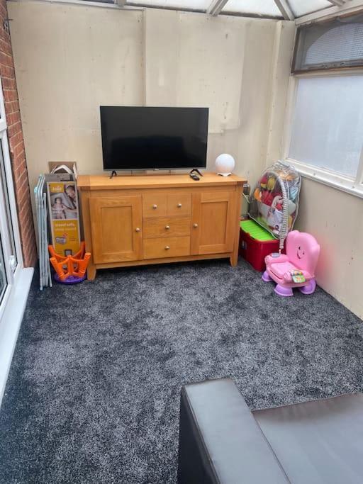 Luxurious Detached Bungalow 배틀리 외부 사진