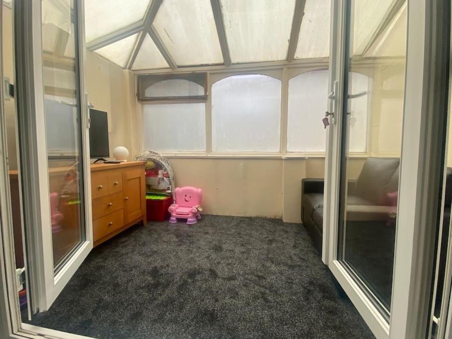 Luxurious Detached Bungalow 배틀리 외부 사진