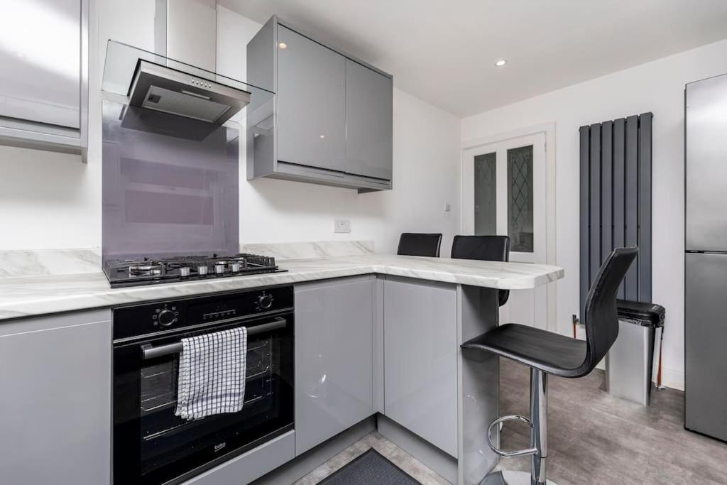 Luxurious Detached Bungalow 배틀리 외부 사진