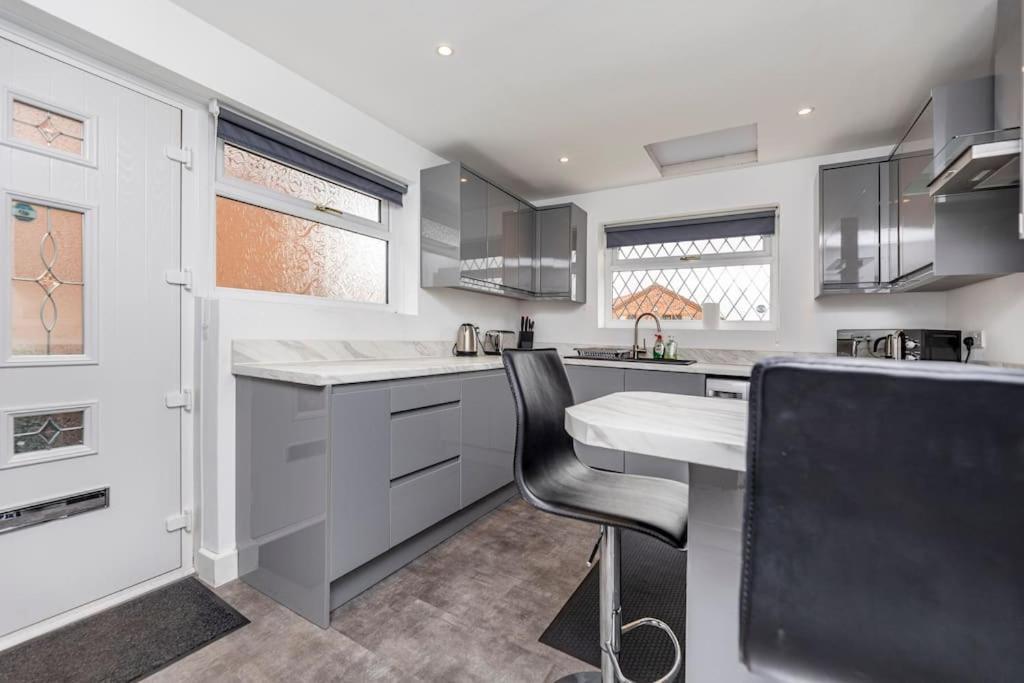 Luxurious Detached Bungalow 배틀리 외부 사진